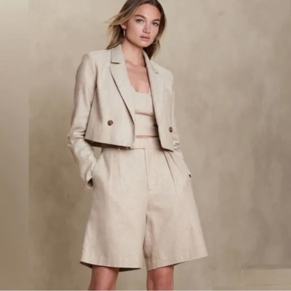 Banana Republic Jackets & Blazers - Banana republic cropped blazer